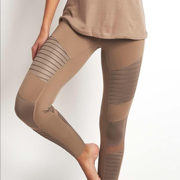 Alo Yoga Gravel Glossy Motto Quilted 
